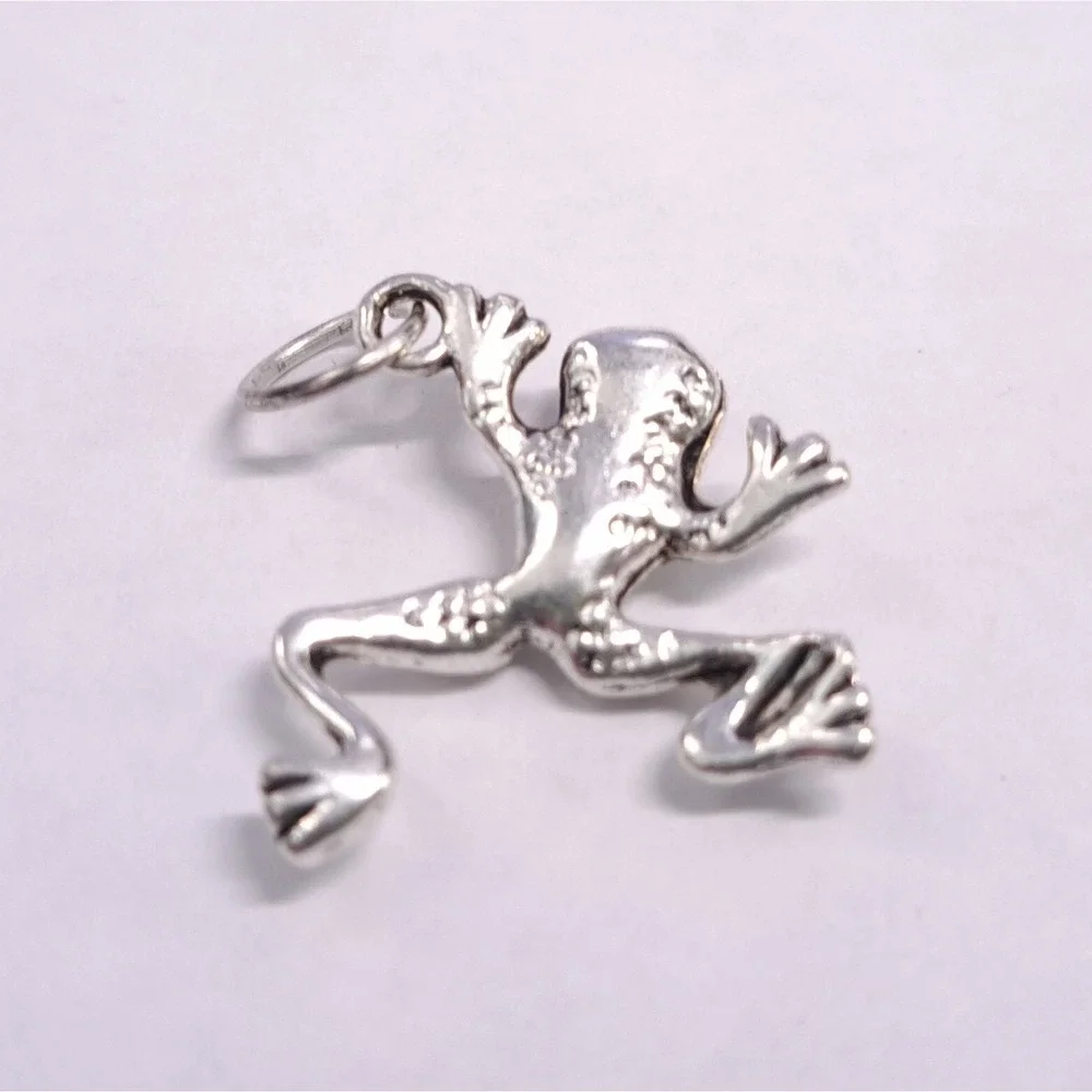 New Frog Charm Pendant‎ Small Silver Tone Peeper Animal Amphibian Toad Nature